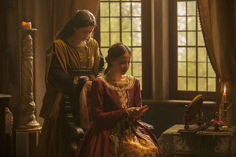 Mientras tanto, Juana en Falndes vive por y para su marido. Se olvida de que es infantas de Castilla y Aragón y opr ejemplo, no respeta el luto por no desagradar a su marido