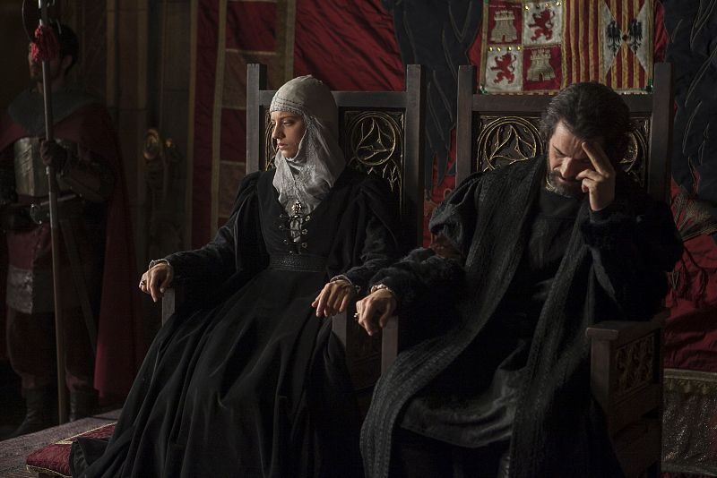 Fernando: "Hemos de asumir ahora y por siempre que con Juana no podremos contar"Isabel: "He visto morir a mis hijos, a su descendencia...y ahora mis temores sobre Juana se ven confirmados, solo nos queda este niño (Miguel de Paz)"