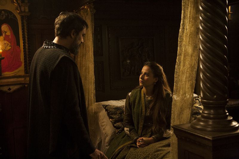 Don Juan Manuel de Villena, encargado de apoyar a la infanta en Flandes, le recomienda adaptarse a las costumbres de allí. A todos les conviene que el matrimonio funcione y si Juana participa en la vida de la corte de su marido, todo irá mucho mejor