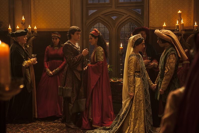 Mientras tanto, Felipe 'El Hermoso' sigue de fiesta en fiesta conqueteando con las damas de la corte. La fidelidad no es una de sus virtudesando con las damas de la corte