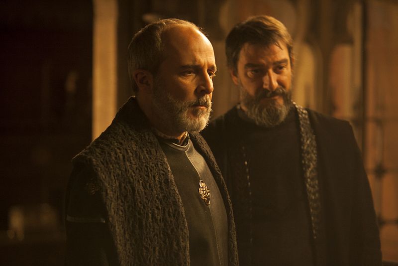 Cuando Fuensalida se entera de que Juana no sale de la habitación para no tener que guardar el luto le muestra su decepción y le recuerda sus deberes