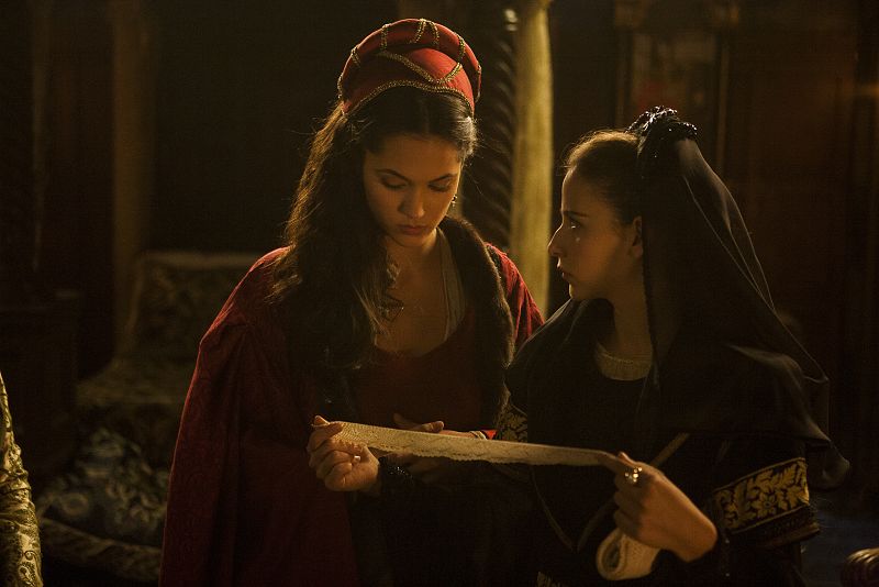 Pero más que regalarle bonitas telas y bordados lo que quiere es dejar claro que la archiduquesa es ella