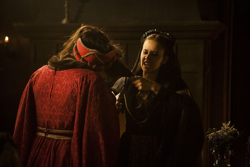 Juana saca todo el carácter heredados de su madre y su abuela y le corta la melena a la dama en un ataque de ira