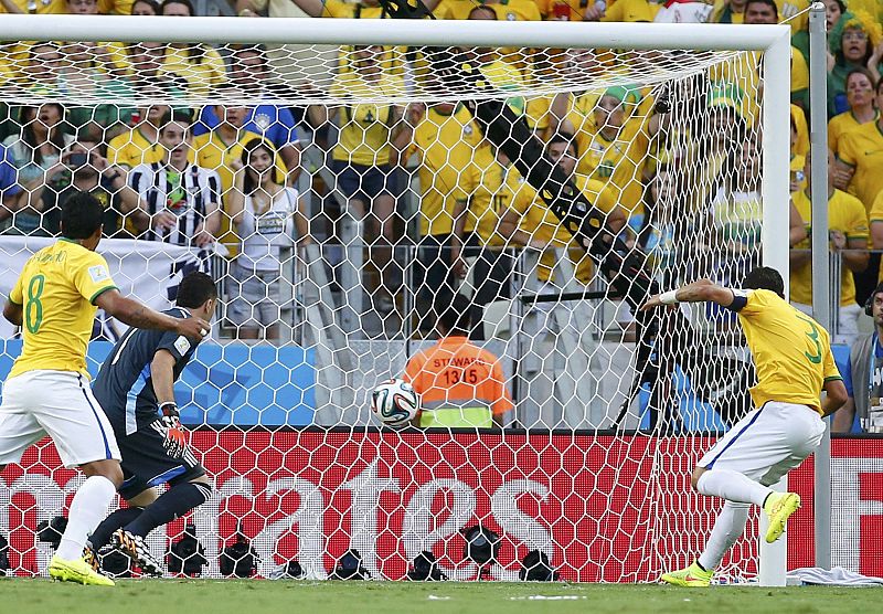 Thiago Silva marca en un saque de esquina el 1-0 para Brasil