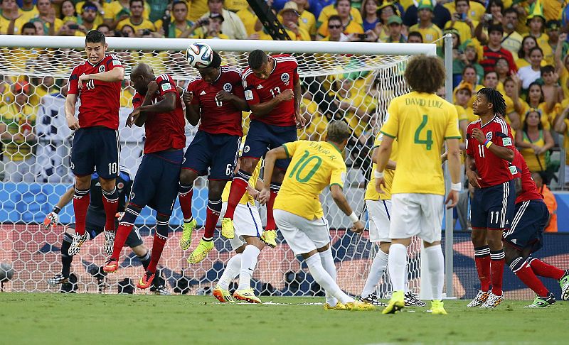 El brasileño Neymar ensaya una falta ante Colombia