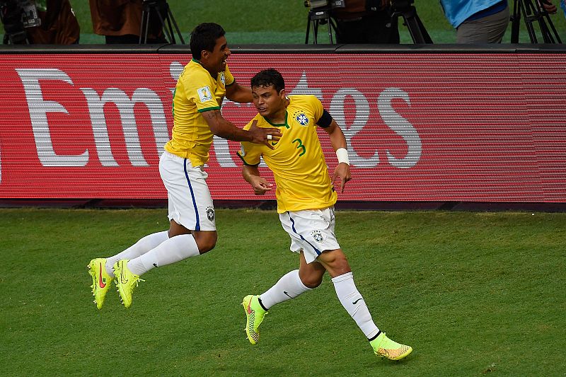 Paulinho y Thiago Silva celebran el gol del segundo ante Colombia