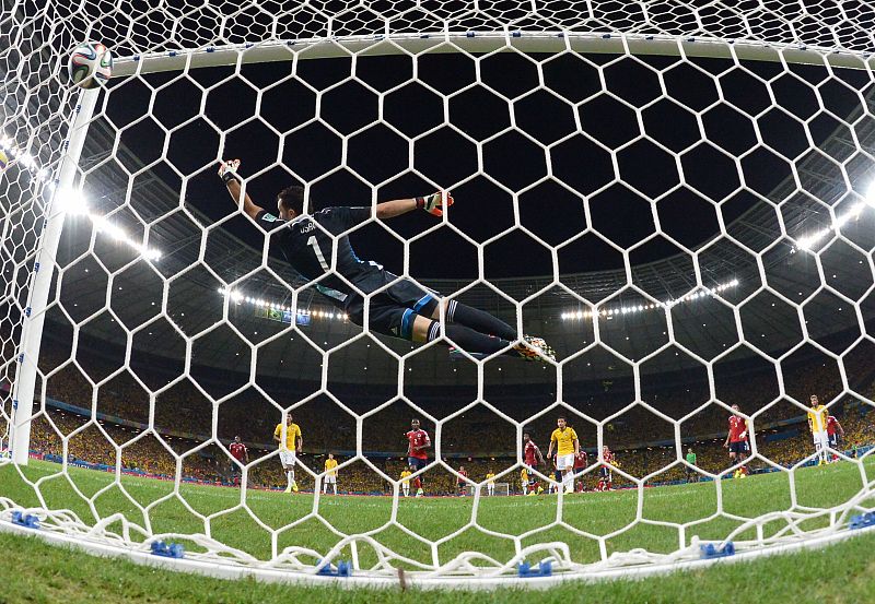 El espectacular lanzamiento de falta de David Luiz supera a Ospina