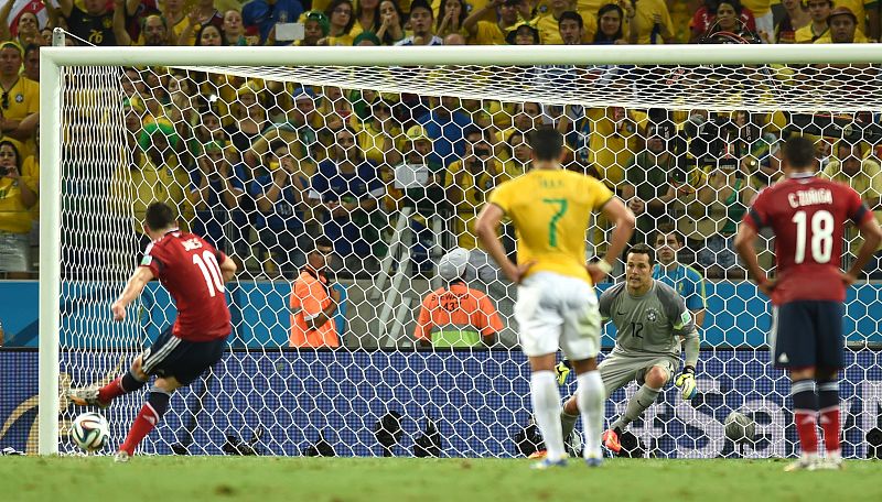 James Rodríguez transforma el penalti que da el gol a Colombia