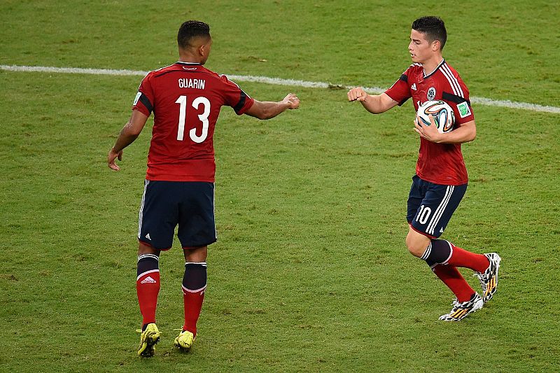 James Rodríguez celebra con Guarín el gol de Colombia