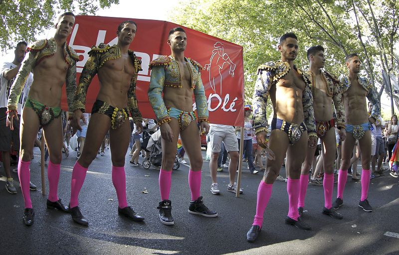 Varios hombres con detalles taurinos participan en la manifestación que recorre las calles de Madrid.