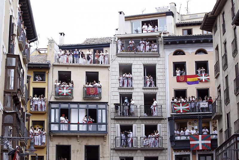 Ambiente en la plaza Consistorial de Pamplona a menos de una hora del tradicional chupinazo, con el que comenzarán nueve días ininterrumpidos de fiesta.