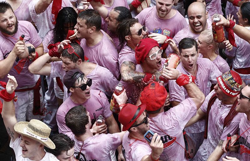 Pamplona se viste de blanco y rojo con el chupinazo de los sanfermines.