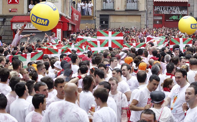 Miles de personas se han reunido para dar la bienvenida a esta fiesta internacional a la que le quedan nueve días por delante con los tradicionales encierros.