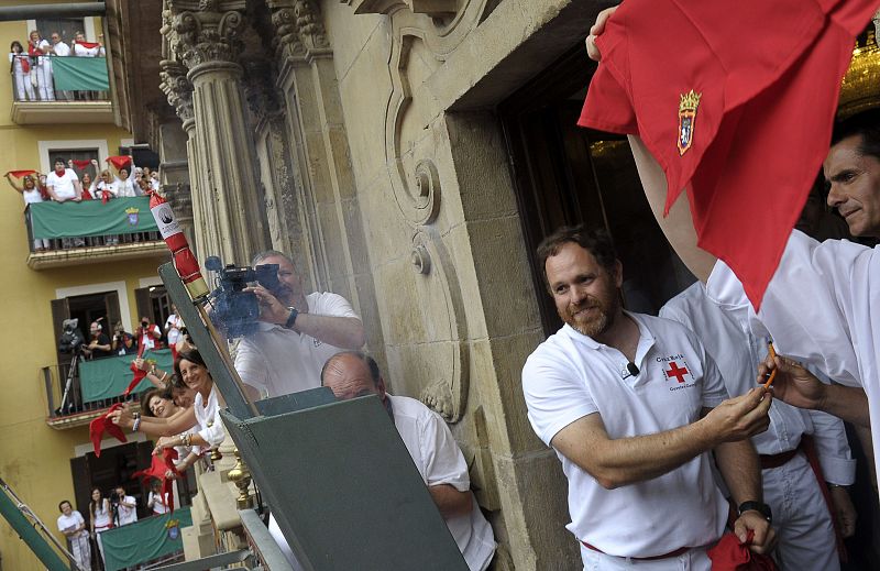 Mikel Martínez, presidente de Cruz Roja en Pamplona, ha encendido el cohete.