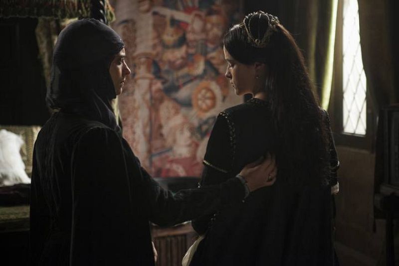 Ahora el turno es de María. Una de las hijas pequeñas de Isabel, no consigue librarse de su destino. Iba a casarse con Manuel, pero el rey de Portugal eligió a su hermana mayor. Ahora la muerte le ha puesto en bandeja el trono del reino luso. Isabel 