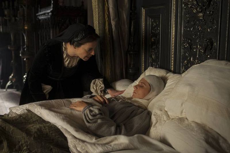 Y mientras Europa juega a las alianzas de uno contra otros, Isabel sufre uno de los golpes más duros de su vida. El pequeño Miguel de Paz muere sin que los Reyes Católicos puedan hacer nada por él. Su heredero, el niño que algún día reinaría en toda 