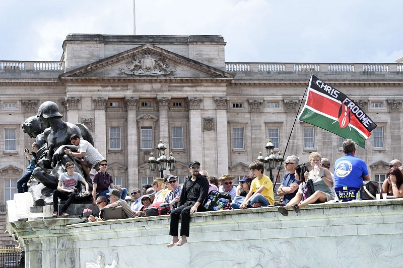 Un aficionado sostiene la bandera nacional de Kenia con el nombre de Christopher Froom en frente del Palacio de Buckingham.