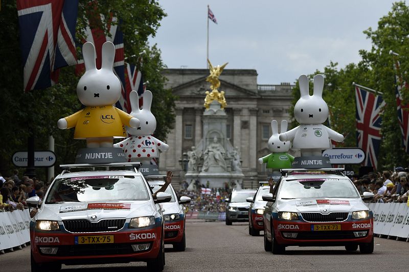 Coches del Tour 1014 pasan con el Palacio de Buckingham en Londres durante la tercera etapa.