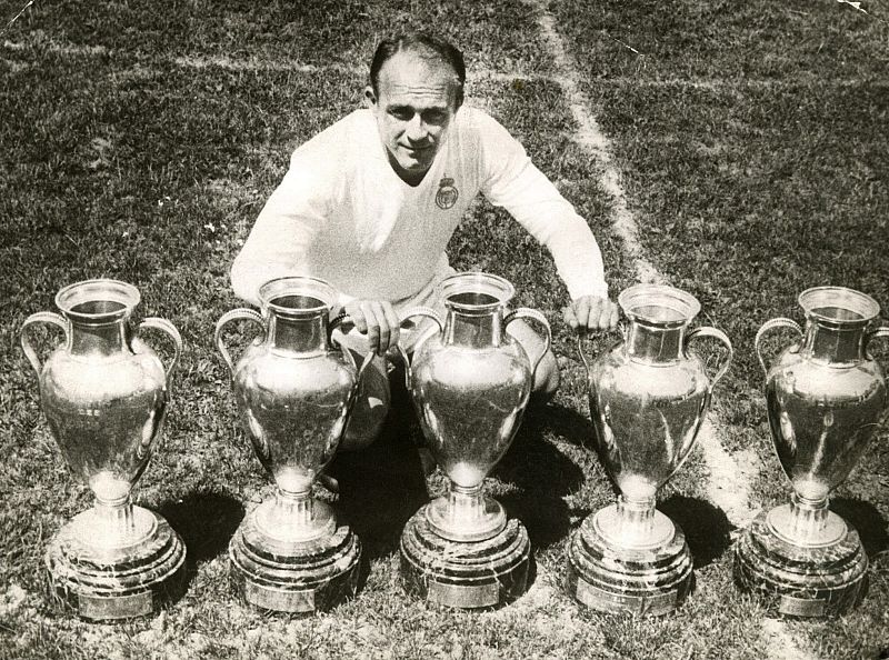Di Stéfano con las cinco copas de Europa que consiguió con el Madrid.