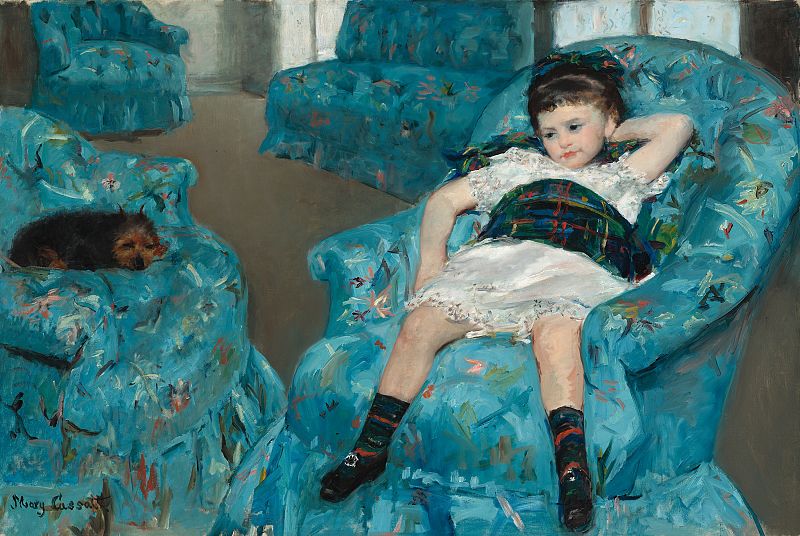 Niña en un sillón azul