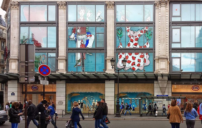 Fachada de los grandes almacenes de moda de París con los dibujos de David Pintor