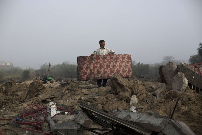 Un residente de Jan Yunis entre los escombros de las casas destruidas por el bombardeo de la operación 'Margen protector'
