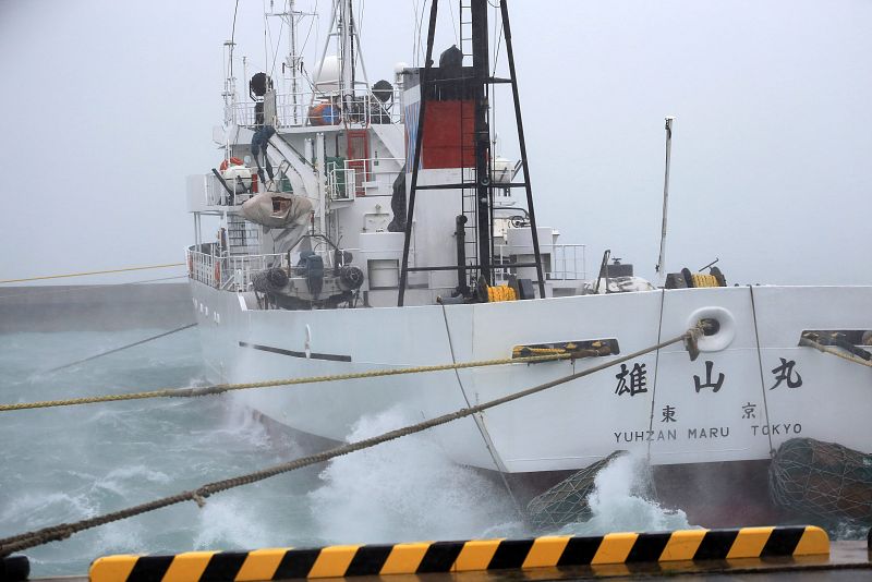 Un embarcación asegurada en el puerto de Itoman, en la isla de Okinawa.