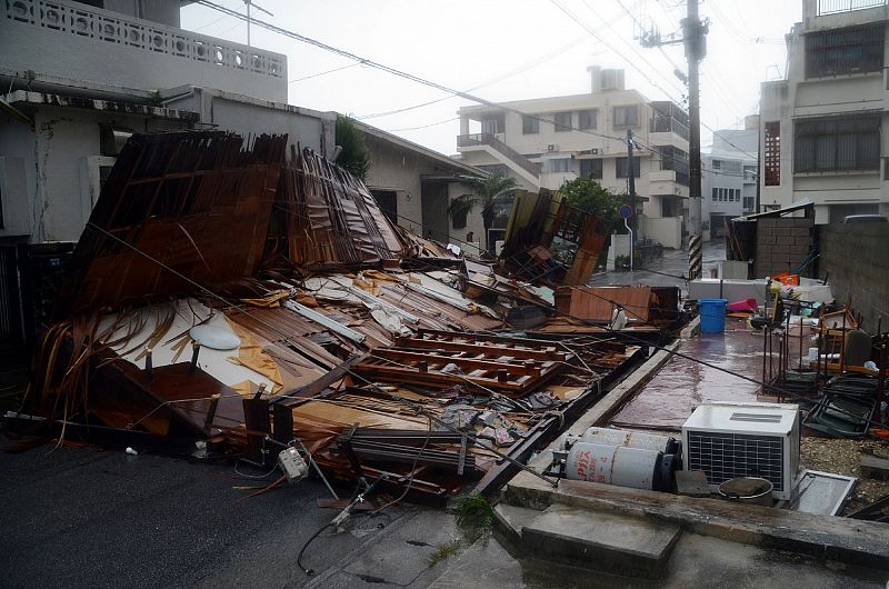Una casa de madera destrozada por el viento en Naha, Okinawa.
