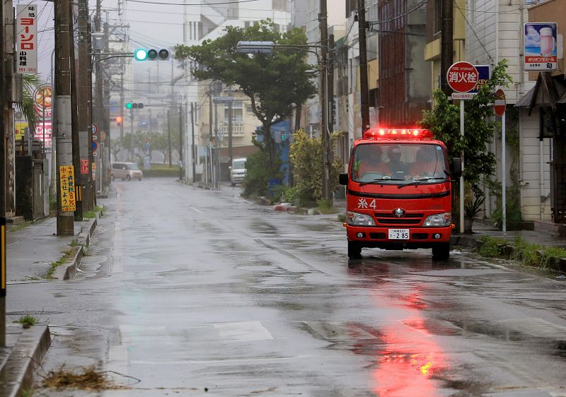 Un camión de bomberos recorre una calle de Itoman, Okinawa.