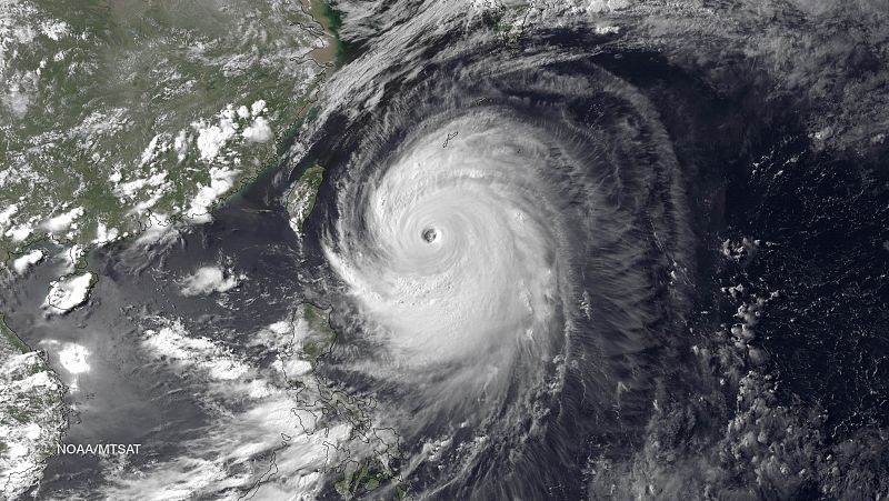 El tifón "Neoguri" en el océano Pacífico acercándose a Japón, en una imagen del satélite MTSAT-2.