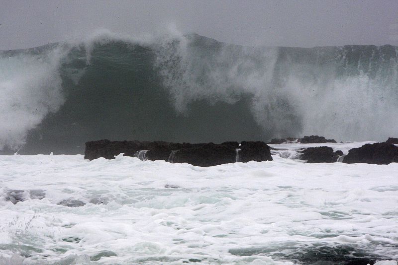 Fuerte marejada en la costa de la isla de Jeju, en Corea del Sur.