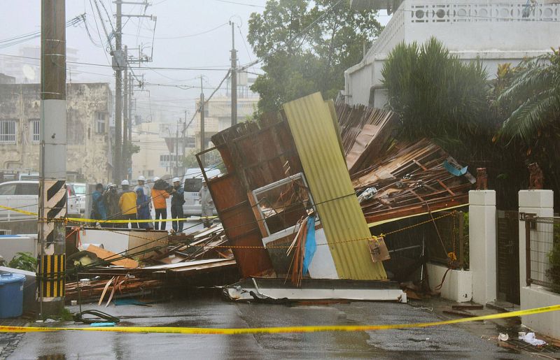 Una casa destrozada por el tifón en la ciudad de Naha, Okinawa.