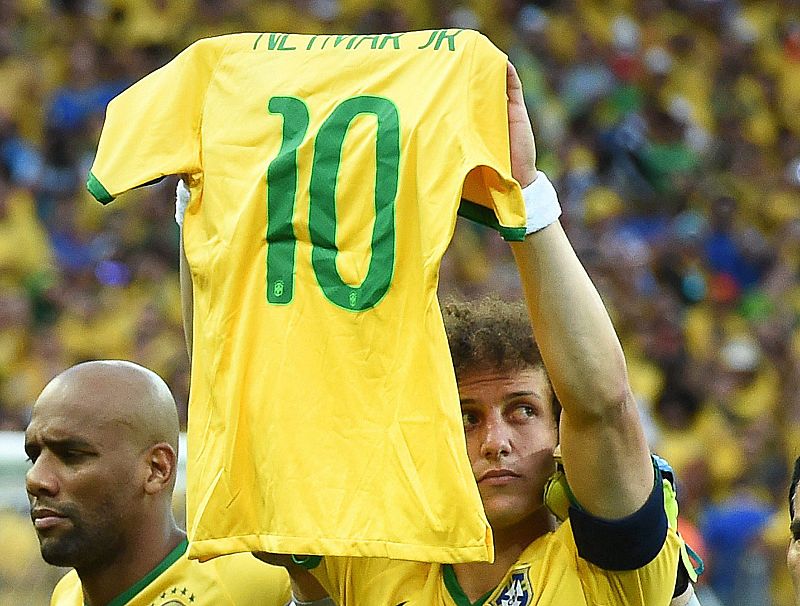 David Luiz muestra la camisa de Neymar, lesionado.