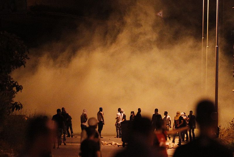 Choque entre palestinos y soldados israelíes a las puertas del asentamiento judío de Beit El, en la zona de Cisjordania cerca de Ramala.