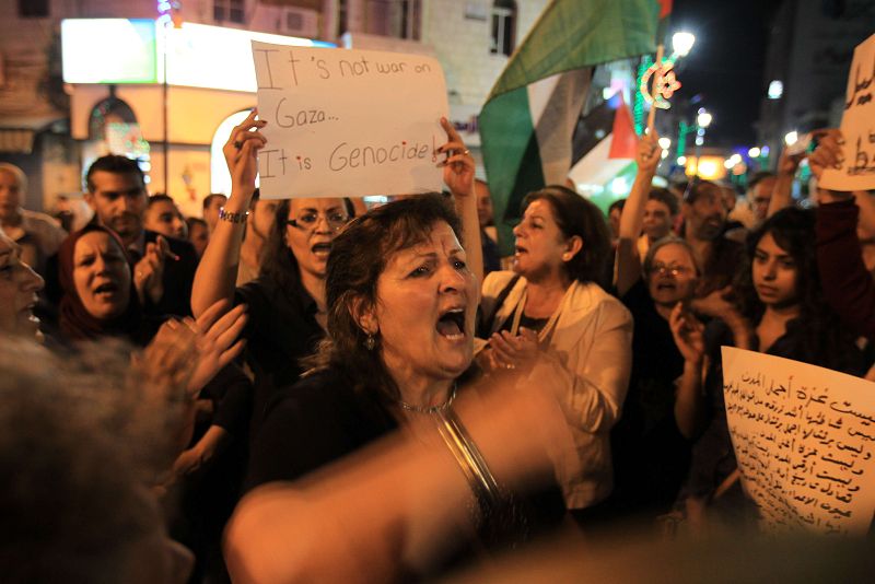 Palestinos protestan a las puertas del asentamiento judío de Beit El en Cisjordania, cerca de Ramala.