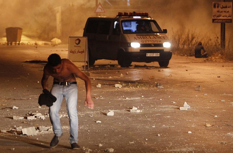 Un joven palestino durante los enfrentamientos con soldados israelies a las puertas del asentamiento judío de Beit El, en Cisjordania.
