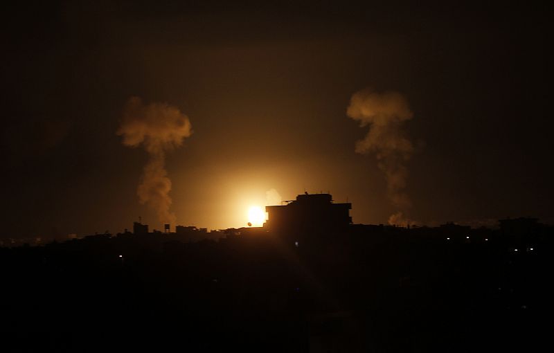 Una bola de fuego tras el ataque israelí sobre Rafah, al sur de la Franja de Gaza, en la que han muerto decenas de personas.