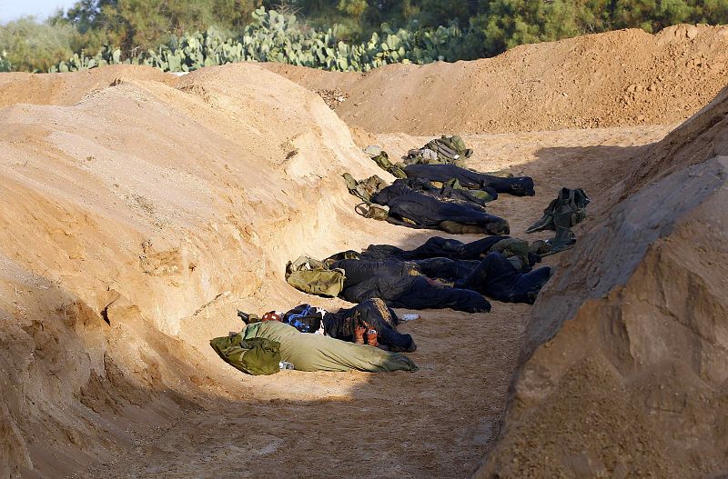 Soldados israelíes duermen en la zona de operaciones militares en el exterior de la Franja de Gaza.