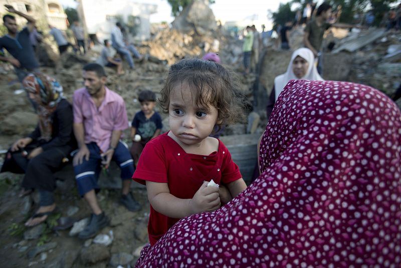 Una mujer palestina con su hija frente a los escombros en Beit Hanun, al norte de la Franja de Gaza.