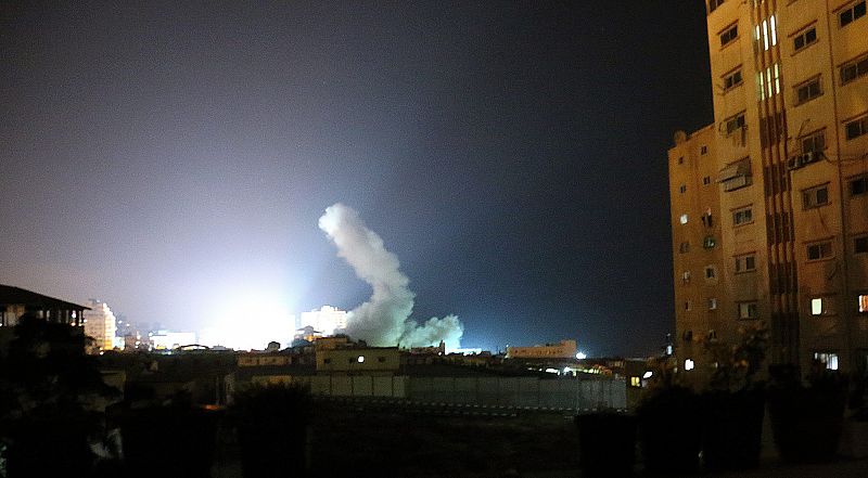 Una columna de humo se alza después de un ataque aéreo al oeste de la Ciudad de Gaza.