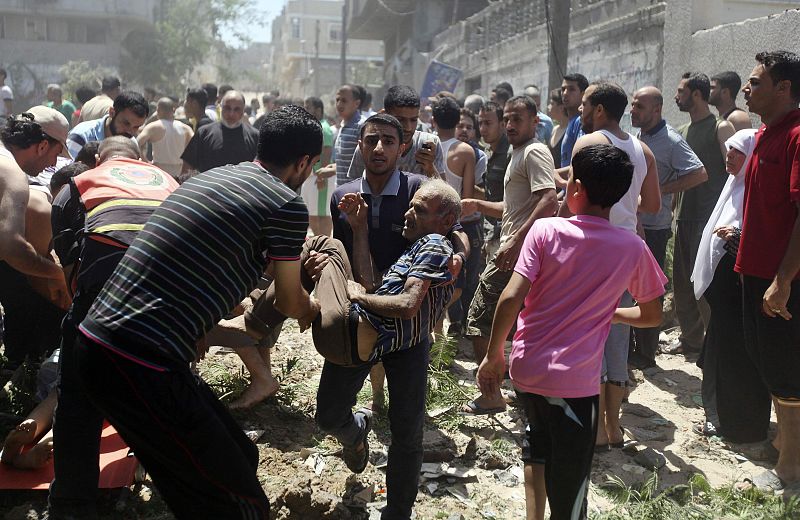 Evacúan a los heridos en un bombardeo en la ciudad de Gaza