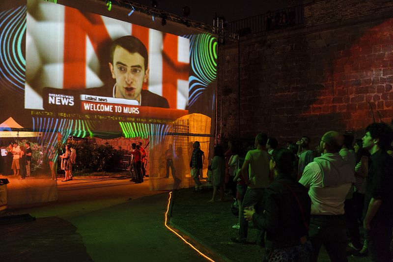 Welcome to MURS... La Fura dels Baus da la bienvenida a sus seguidores en la representación de su espectáculo MURS en el Castell de Montjuïc de Barcelona