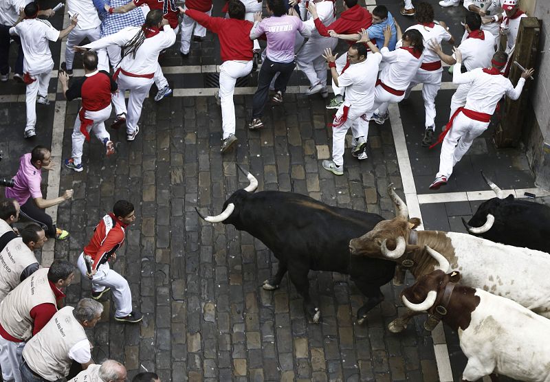 CUARTO ENCIERRO DE LOS SANFERMINES RÁPIDO, CON DOS CORNEADOS