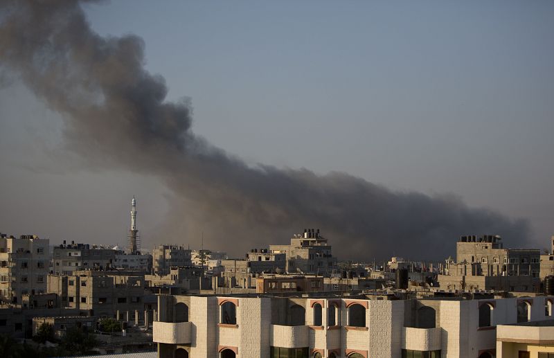 Una nube de humo se extiende sobre edificios en Gaza tras uno de los ataques israelíes, que han causado la muerte de al menos 70 personas desde el inicio de la ofensiva