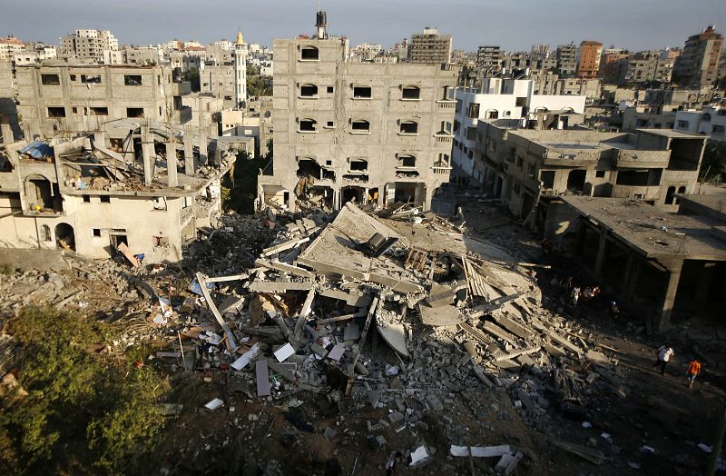 Vista general de los restos de una casa bombardeada por uno de los ataques sobre la Franja de Gaza, en los que han muerto al menos 70 personas.