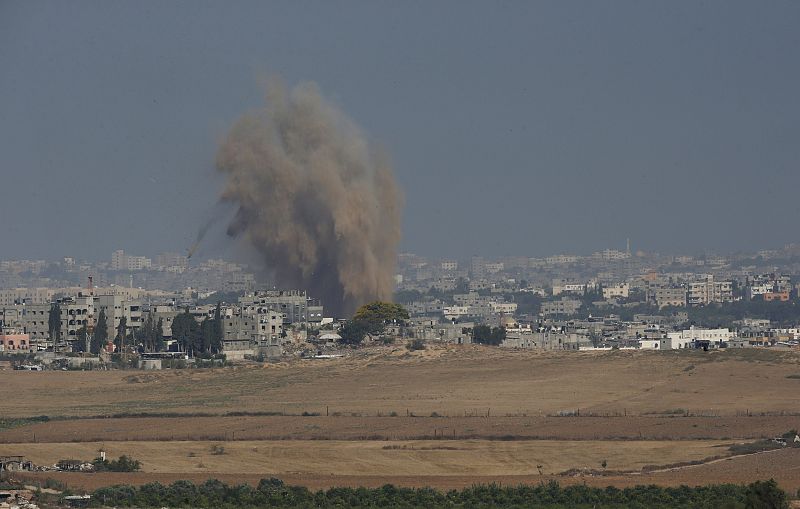 Columnas de humo tras una explosión en el norte de la Franja de Gaza