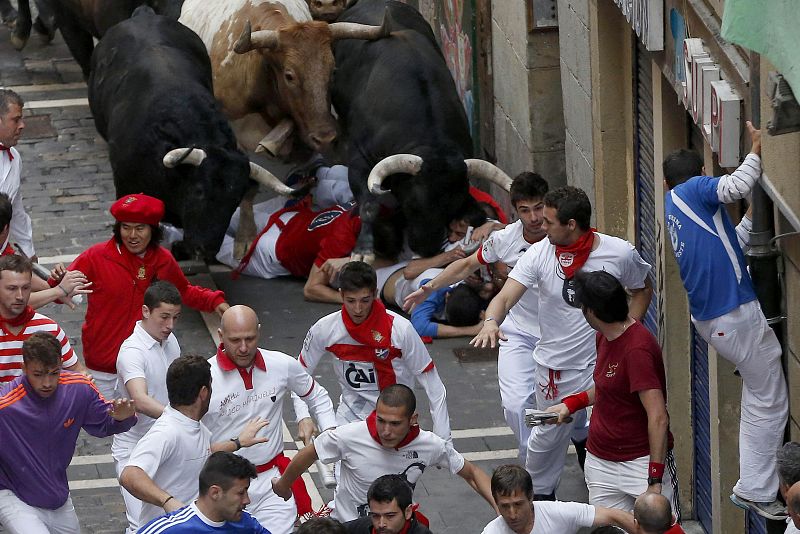 CUARTO ENCIERRO DE LOS SANFERMINES RÁPIDO, CON DOS CORNEADOS