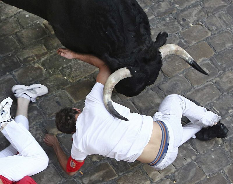 CUARTO ENCIERRO DE LOS SANFERMINES RÁPIDO, CON DOS CORNEADOS