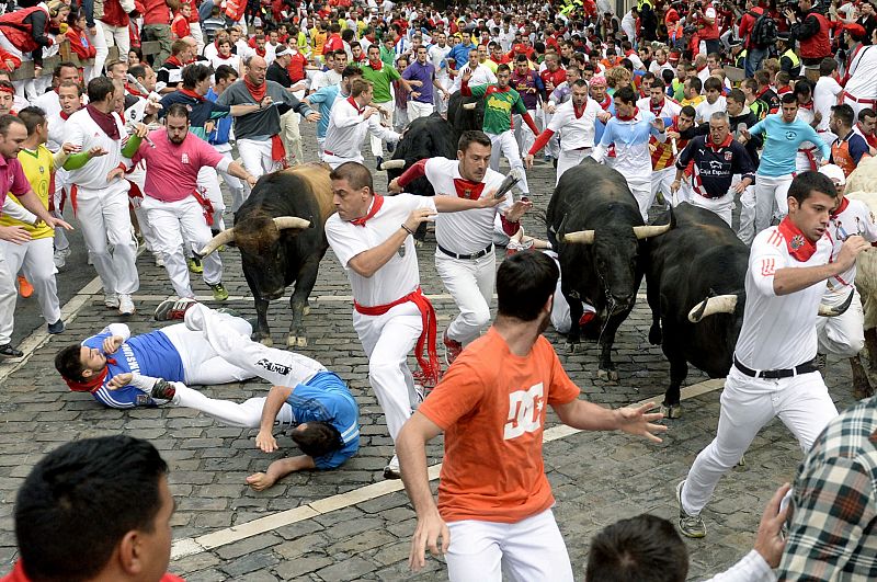 CUARTO ENCIERRO DE LOS SANFERMINES RÁPIDO, CON DOS CORNEADOS