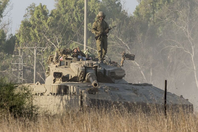 Un soldado israelí vigila desde un tanque Merkava la frontera sur de Israel con la Franja de Gaza